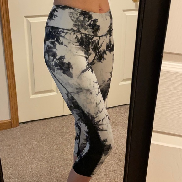 4/$24🦩 Reebok Cropped Leggings Size Small Black White Tie Dye - Picture 1 of 10